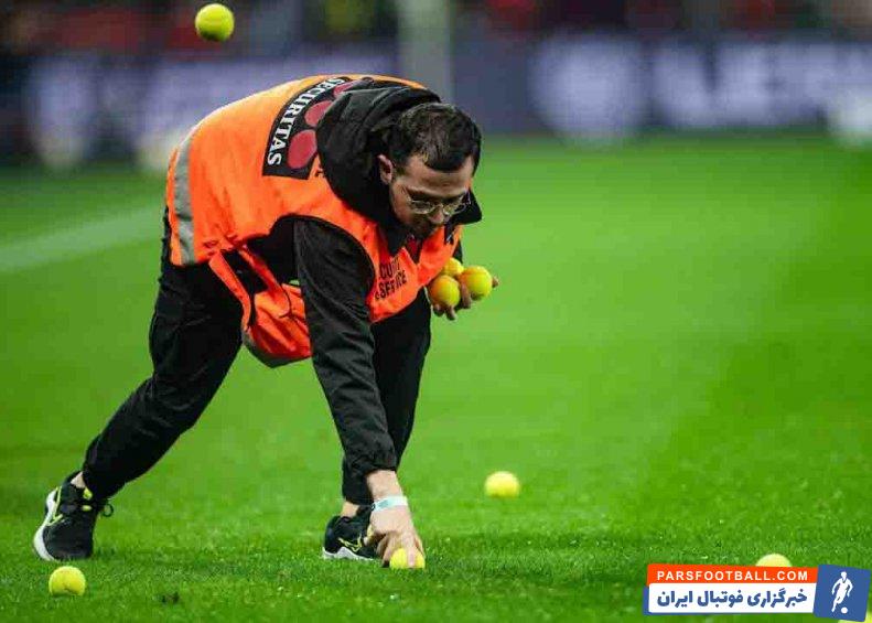 کلن ؛ پرتاب توپ تنیس به زمین فوتبال در دیدار بایرلورکوزن و کلن