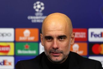 گواردیولا ؛ نشان دادن عدد چهار توسط گواردیولا در عکس دسته جمعی