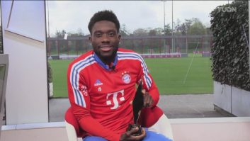 آلفونسو دیویس برنده بهترین بازیکن سال منطقه کونکاکاف