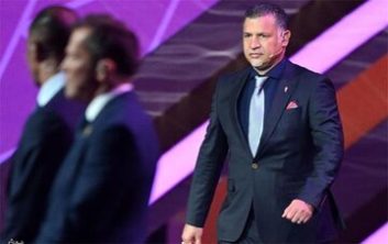 علی دایی با یک هوادار عکسی به یادگار گرفت