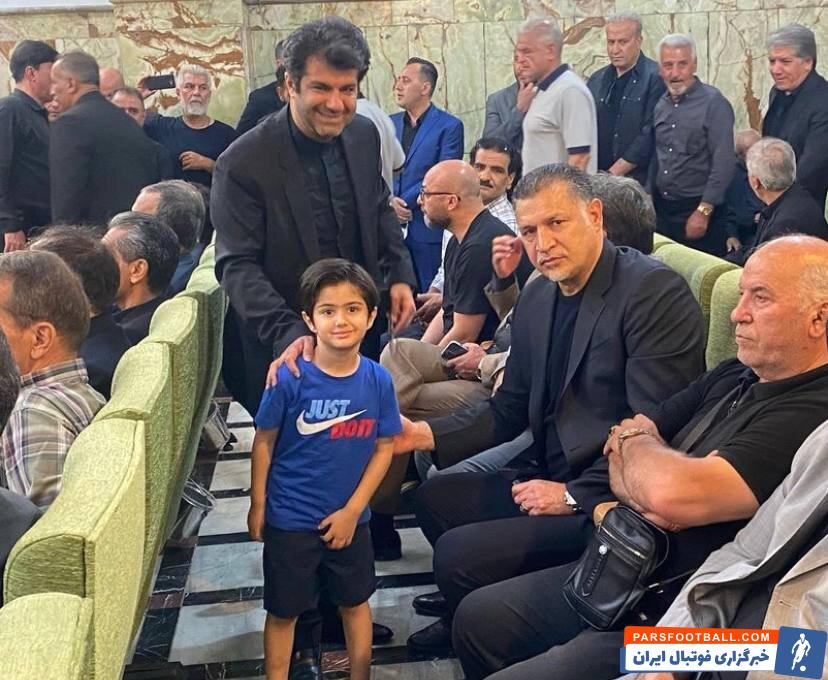 علی دایی با یک هوادار عکسی به یادگار گرفت