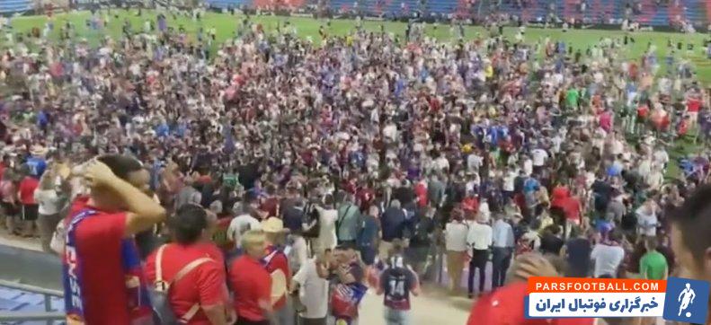 رئال ؛ هجوم هواداران الدنسه به زمین پس از صعود به دسته دوم فوتبال اسپانیا