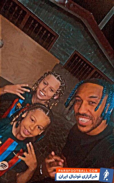 اوبامیانگ ؛ تصویری از اوبامیانگ و پسرانش با پیراهن بارسلونا