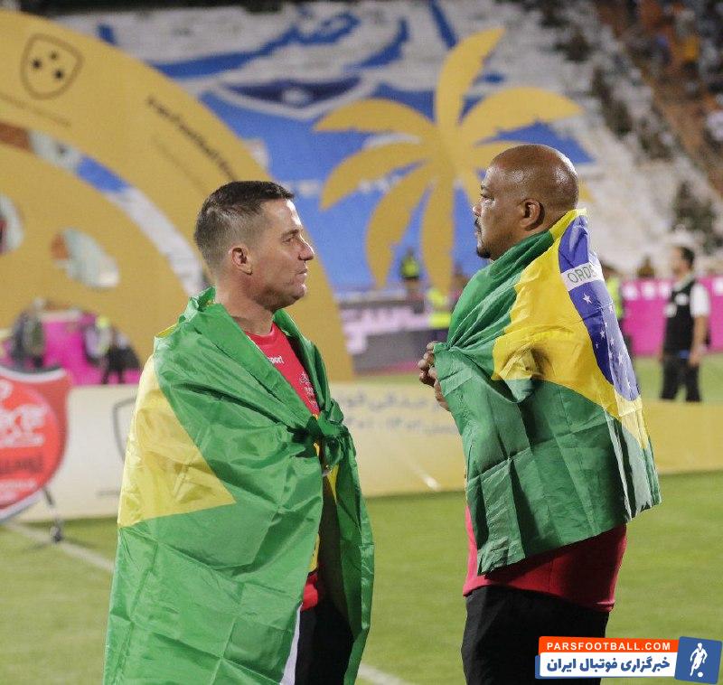 پرسپولیس ؛ ویرا و ننکا با پرچم برزیل مشغول شادی از فتح جام حذفی از سوی پرسپولیس 