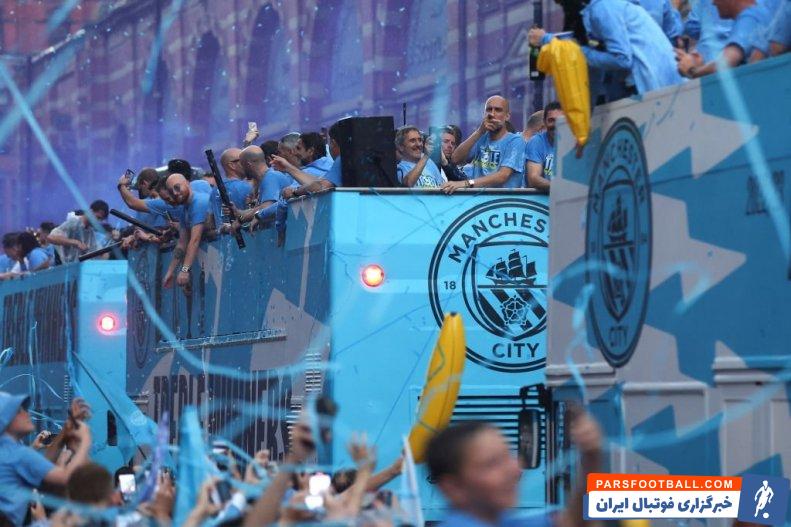 منچسترسیتی ؛ ژست جالب گواردیولا با سیگار برگ بر لب در جشن قهرمانی سیتی 