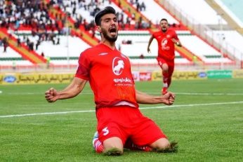 فوتبال ؛ کمک محمد اقاجانپور به یکی از مصدومان در یک بازی دوستانه در مازندران