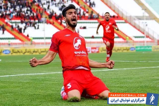 فوتبال ؛ کمک محمد اقاجانپور به یکی از مصدومان در یک بازی دوستانه در مازندران