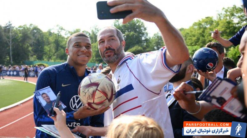 امباپه ؛ توپ امضا شده امباپه برای گیوم هوادار فرانسه