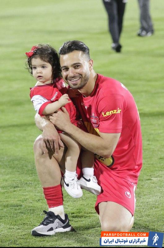 پرسپولیس ؛ سروش رفیعی در کنار دختر خردسالش در جشن قهرمانی پرسپولیس