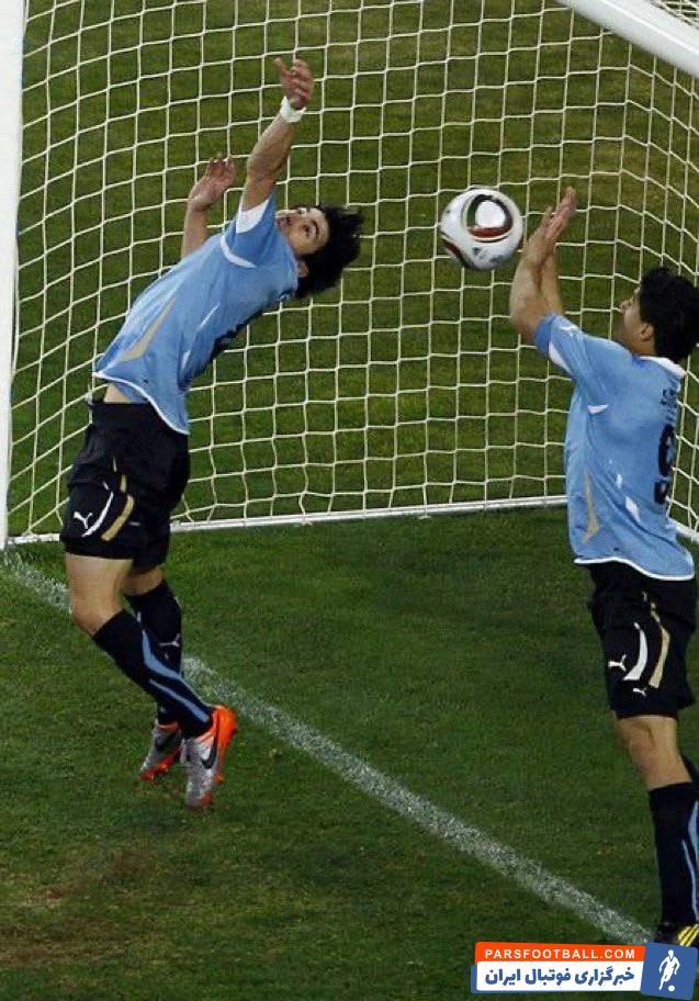 گرفتن توپ با دست از سوی داویده فرائونی در دیدار با اسپتزیا