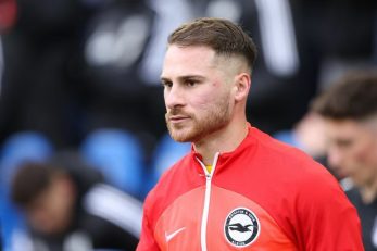 لیورپول ؛ مک آلیستر با هودی و عینک آفتابی در کمپ تمرین لیورپول