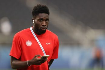 دیویس : سه، چهار سال گذشته و من در دفاع کنار اینجا گیر افتاده‌ام