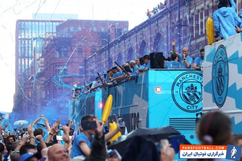 منچسترسیتی ؛ ژست جالب گواردیولا با سیگار برگ بر لب در جشن قهرمانی سیتی