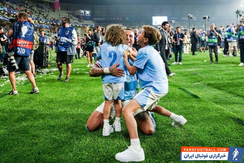 منچسترسیتی ؛ تصویری از کایل واکر و فرزندانش در جشن قهرمانی منچسترسیتی 