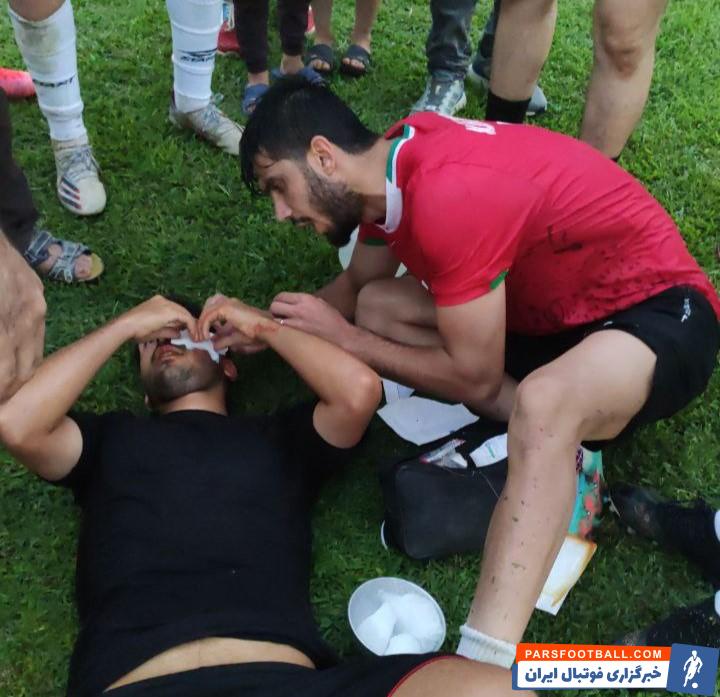 فوتبال ؛ کمک محمد اقاجانپور به یکی از مصدومان در یک بازی دوستانه در مازندران
