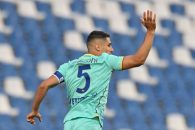 گرفتن توپ با دست از سوی داویده فرائونی در دیدار با اسپتزیا