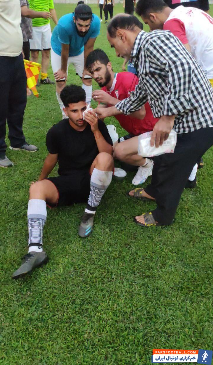 فوتبال ؛ کمک محمد اقاجانپور به یکی از مصدومان در یک بازی دوستانه در مازندران