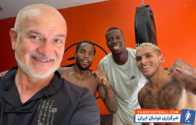 سانچز در کنار پائولو الکساندر آرائوخو متخصص طب سنتی چینی