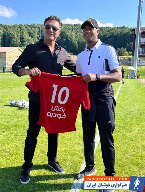 تراکتور ؛ اهدای پیراهن شماره ده تراکتور به کلایورت در حاشیه دیدار با دمیر اسپور