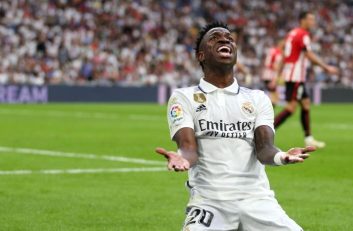 وینیسیوس در حال تمرین راگبی در کنار جاستین جفرسون، ستاره امریکایی NFL راگبی