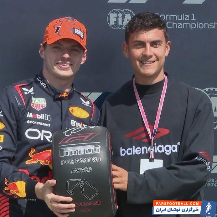 دیبالا در کنار کارلوس ساینز از تیم فراری