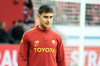 دیبالا در کنار کارلوس ساینز از تیم فراری