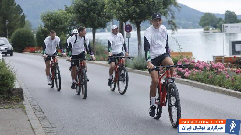 بایرن مونیخ ؛ دوچرخه سواری بازیکنان بایرن برای طی کردن مسیرمحل اقامت تا تمرین 