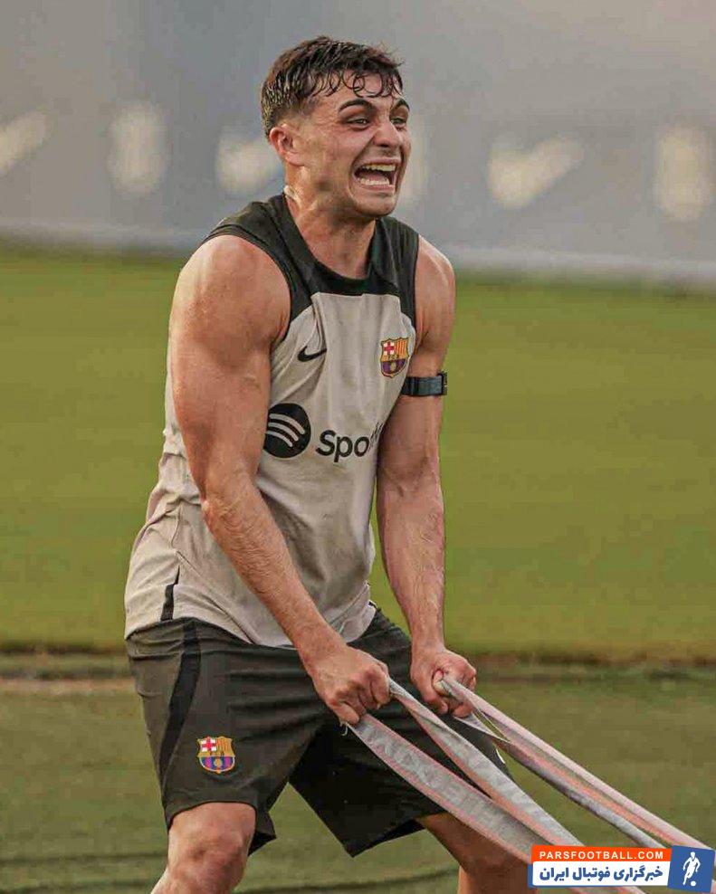 پدری با بدن ورزیده در تمرینات بارسلونا 