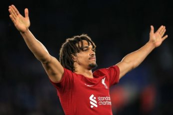 آرنولد : از بازی کردن در میانه زمین بسیار لذت می‌برم