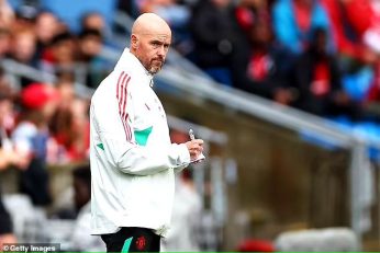 مونت ؛ تن هاخ : مونت چیز جدیدی در بخش هافبک به ارمغان می‌آورد