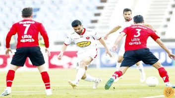 تراکتور ؛ نشستن هواداران تراکتور بر روی دیواره سکو های طبقه دوم