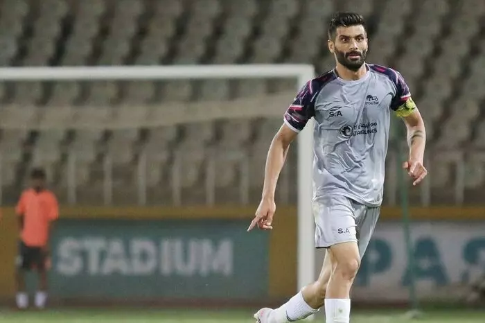 سعید آقایی کاپیتان تیم تراکتور در دیدار با مس رفسنجان شد