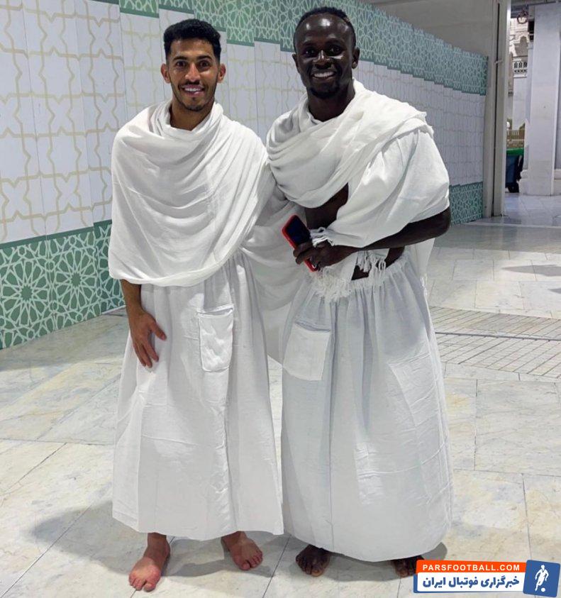 مانه ؛ سادیو مانه با لباس احرام در کعبه مکرمه