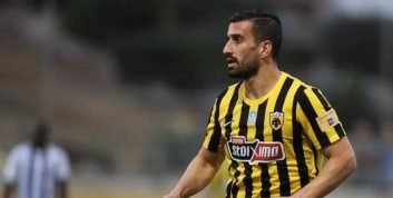 آ.ا.ک ؛ جشن صعود بازیکنان و اعضای تیم آ.ا.ک آتن با پیراهن یادبود هوادار مقتول