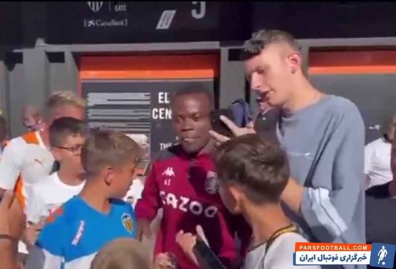 استون ویلا ؛ عکس و امضای هواداران والنسیا با بزیکن تقلبی استون ویلا