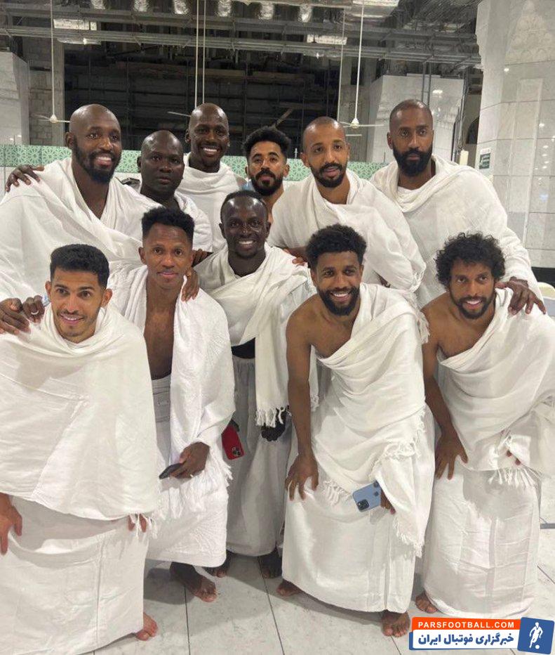 مانه ؛ سادیو مانه با لباس احرام در کعبه مکرمه