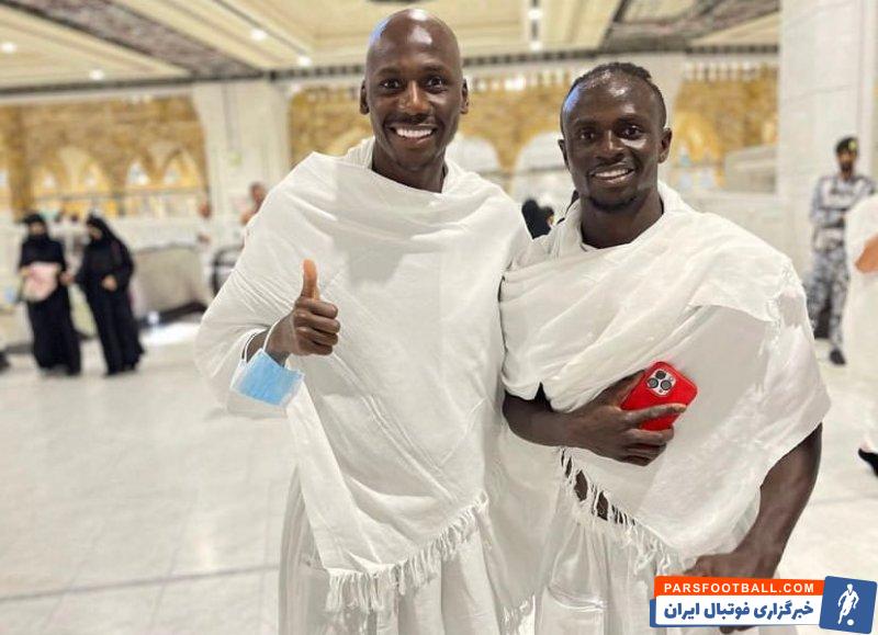 مانه ؛ سادیو مانه با لباس احرام در کعبه مکرمه