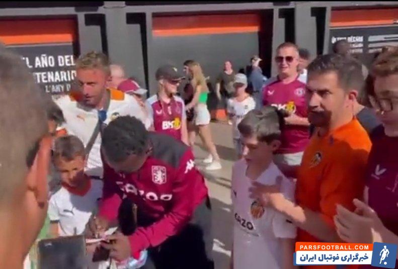 استون ویلا ؛ عکس و امضای هواداران والنسیا با بزیکن تقلبی استون ویلا 