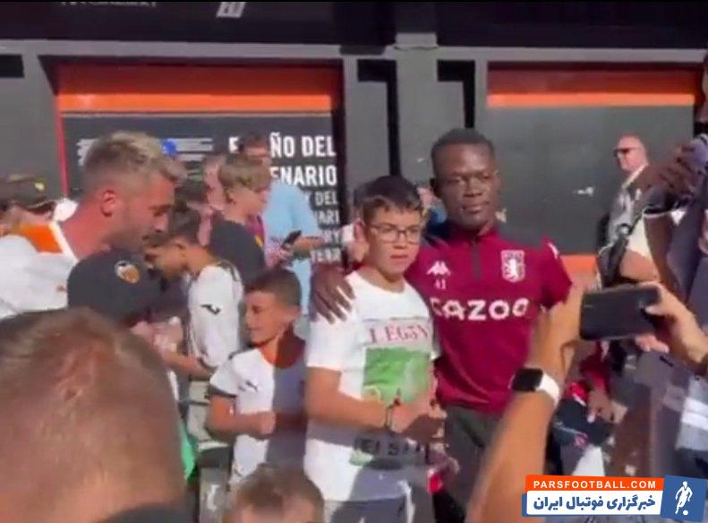 استون ویلا ؛ عکس و امضای هواداران والنسیا با بزیکن تقلبی استون ویلا 