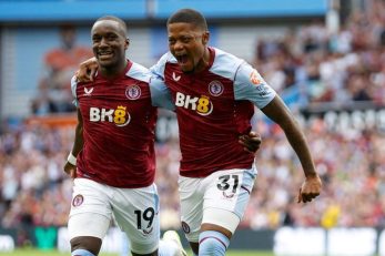 بایی ؛ شکایت هوادار استون ویلا از بایی به خاطر حاضر نشدن برای گرفتن عکس یادگاری