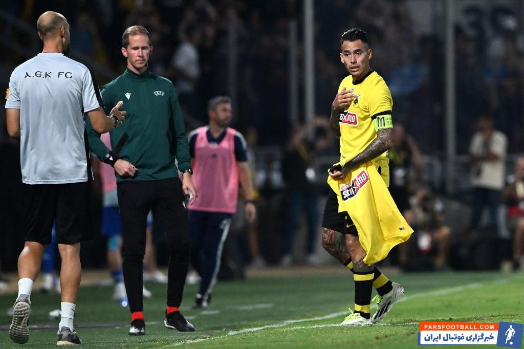 آ.ا.ک ؛ جشن صعود بازیکنان و اعضای تیم آ.ا.ک آتن با پیراهن یادبود هوادار مقتول