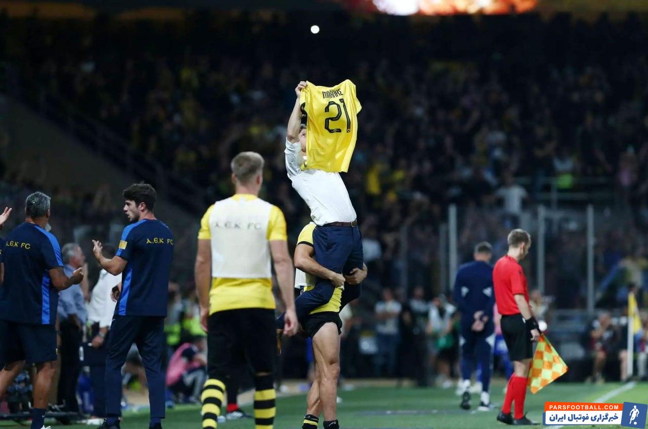 آ.ا.ک ؛ جشن صعود بازیکنان و اعضای تیم آ.ا.ک آتن با پیراهن یادبود هوادار مقتول