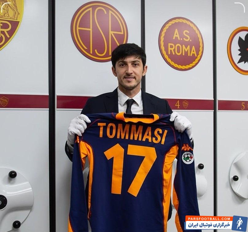 سردار آزمون در مراسم معارفه‌ اش با دستکش مقابل دوربین‌ باشگاه قرار گرفت