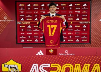 سردار آزمون در مراسم معارفه‌ اش با دستکش مقابل دوربین‌ باشگاه قرار گرفت