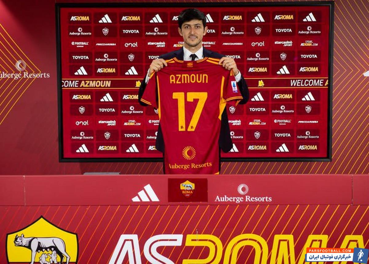 سردار آزمون در مراسم معارفه اش با دستکش مقابل دوربین باشگاه قرار گرفت