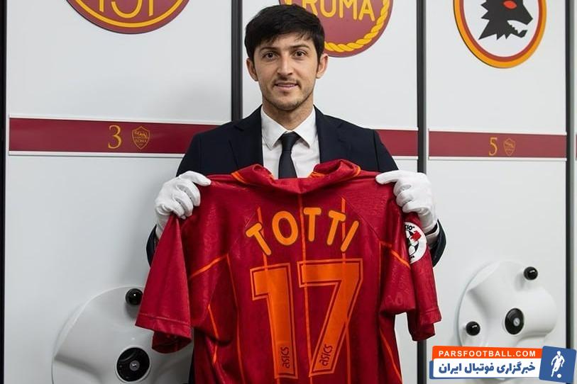 سردار آزمون در مراسم معارفه‌ اش با دستکش مقابل دوربین‌ باشگاه قرار گرفت