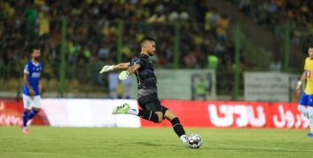 سردار آزمون پیراهن مانوئل نویر را به گلر استقلال هدیه داد