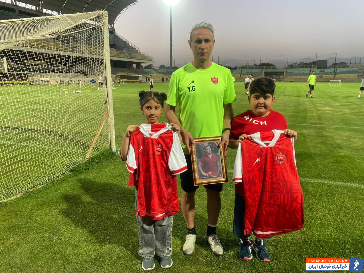 یحیی گل محمدی با فرزندان هوادار فقید پرسپولیس دیدار کرد