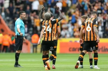 هال‌ سیتی در شب نیمکت نشینی ستاره ایرانی خود مقابل حریفش به تساوی رسید