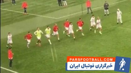 توز سرمربی ایندیپندنته پس از برد همراه شاگردانش در زمین تمرین کرد